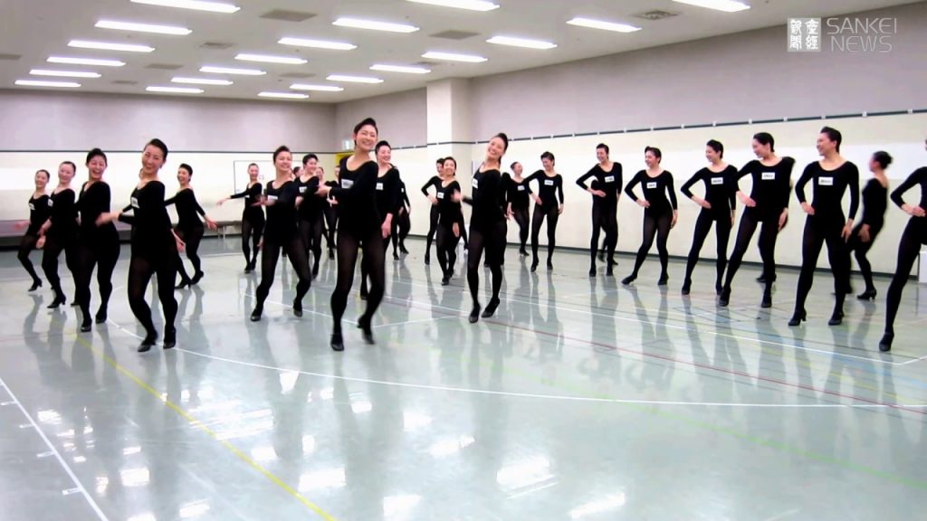【ラインダンスがキレッキレ！】宝塚歌劇団の歌劇団稽古場の103期生の39人！ 動画に感謝します。